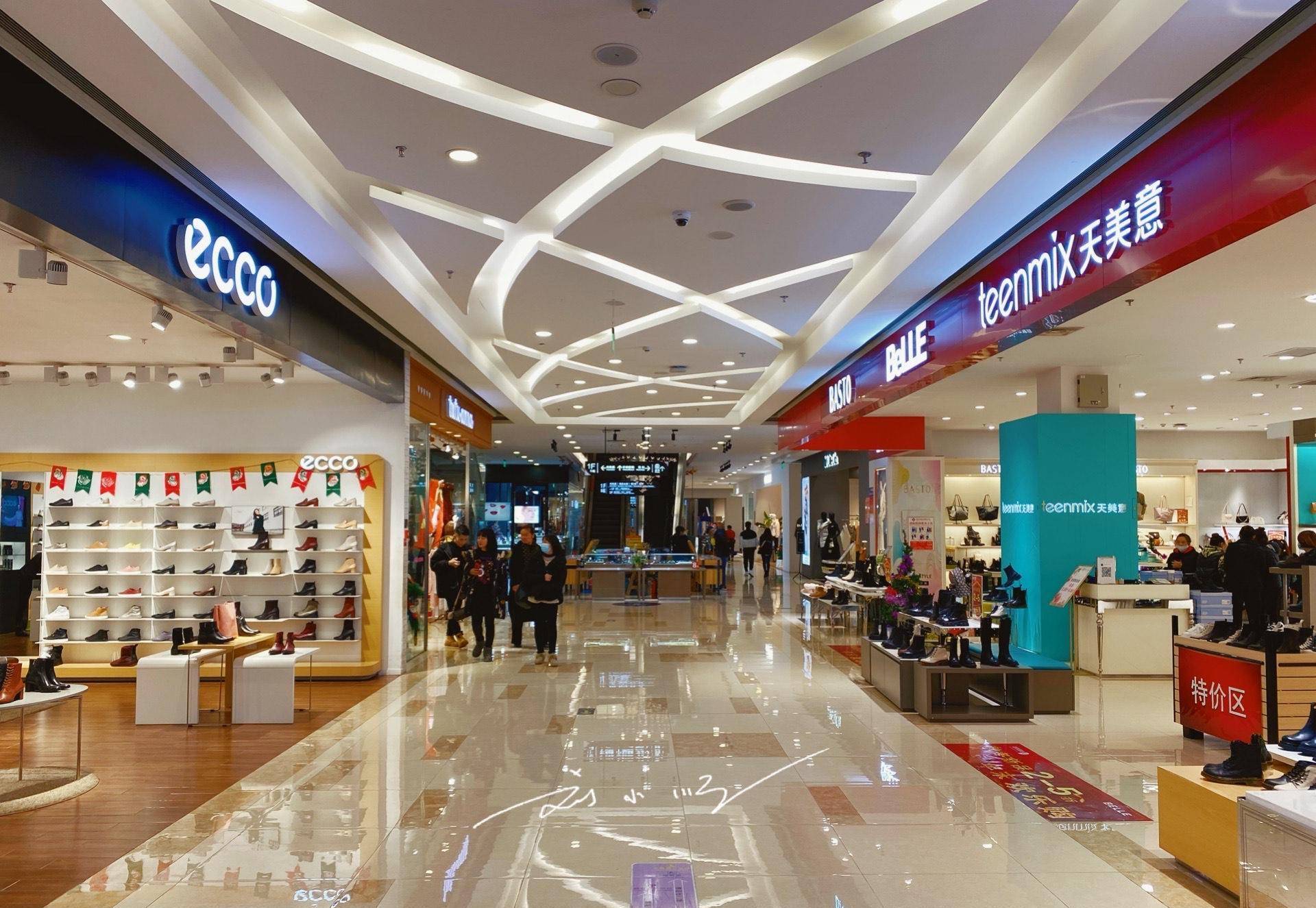 实拍云南丽江"最高档"的商场,游客:想不到现在丽江这么现代化_城市