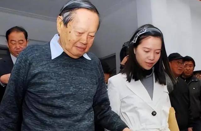 82岁杨振宁迎娶28岁翁帆,18年过去,老夫少妻感情如何?