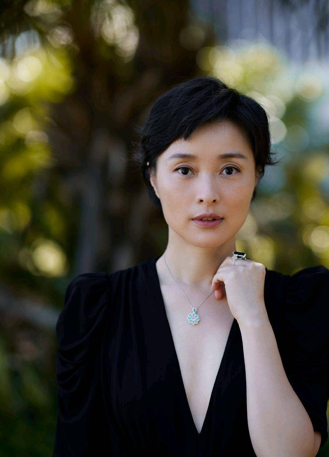 50岁吴越与63岁丁嘉丽海边合照,面容娇嫩似少女,丁嘉丽头发花白_照片