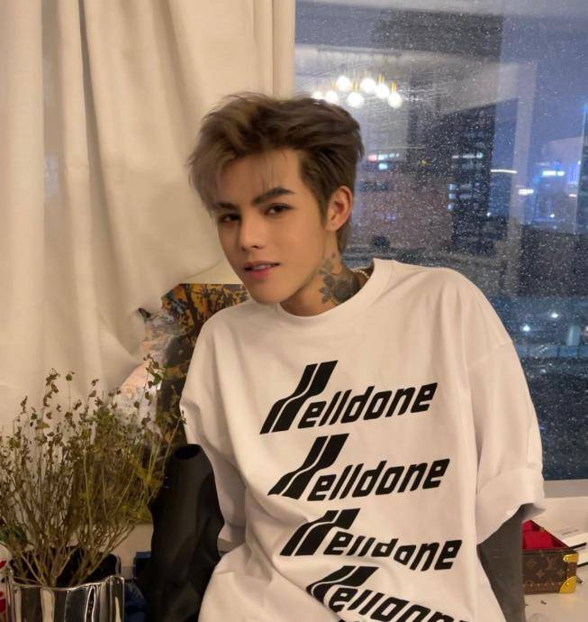 网红殷世航封号后近况大不同,被粉丝拍到当保安,被拍时脸露尴尬_时候