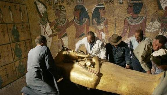 埃及法老墓一黄金匕首，距今3300年，考古家：非地球之物