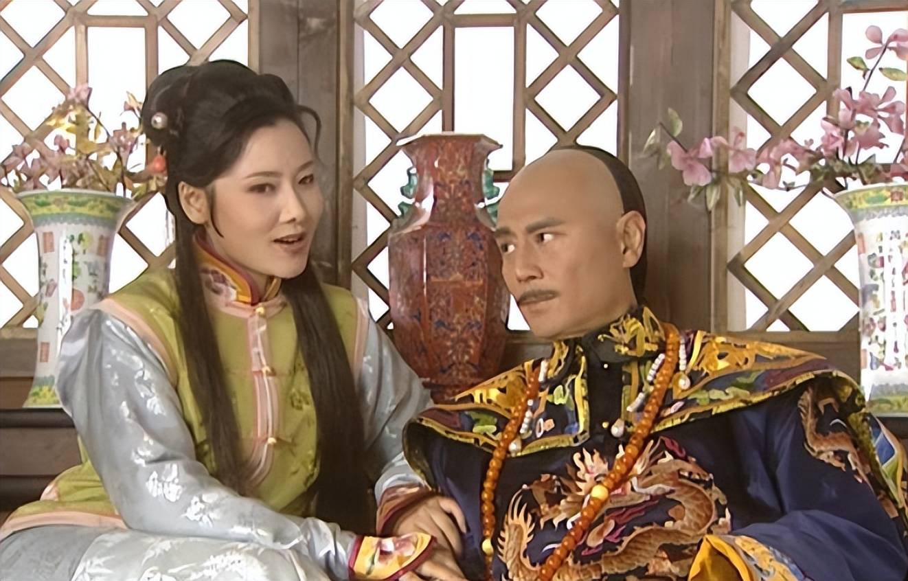1625年,孝庄给丈夫皇太极请安,刚到门口,里面传来姐姐的娇笑声_海兰珠