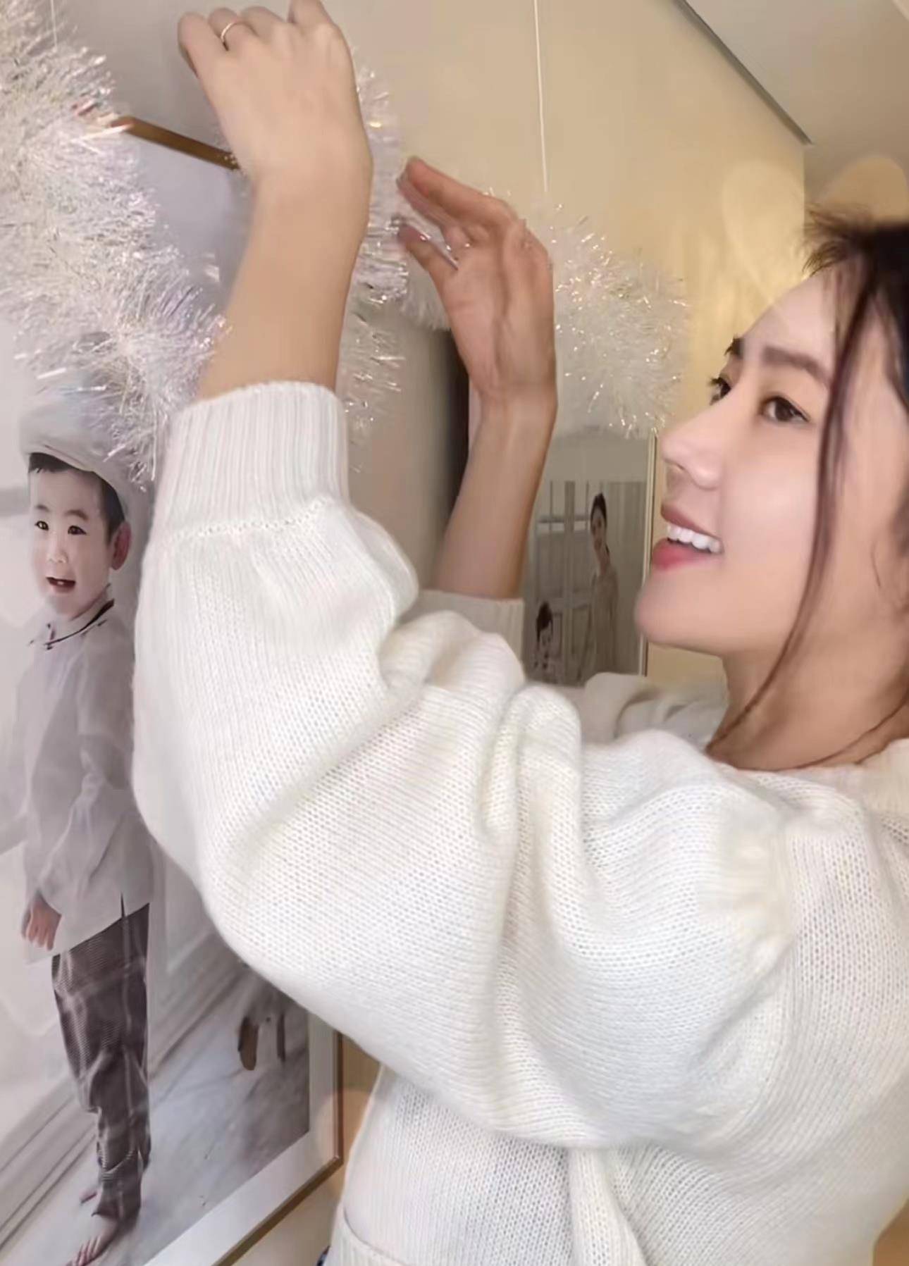 43岁秋瓷炫疑高龄怀二胎,小腹隆起孕味十足,笑容满面行为惹争议_网友