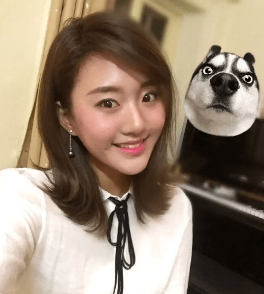 儿媳露纤细长腿晒孕肚,抱狗狗嘟嘴难掩喜悦_徐梦迪_妈妈_爱犬