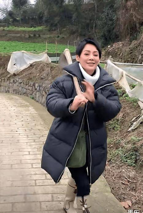 保养的非常好,每次出镜都能保持很好的身材和气质,一头短发干净利落