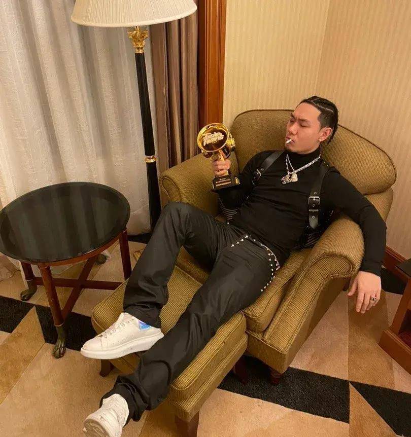 今年夏天,mac ova seas的一首《七里香remix》在抖音掀起了轩然大波