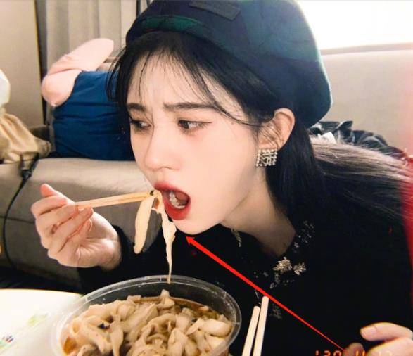 内吃火锅,谁注意到他的筷子,有没有摆拍一目了然_明星_镜头_鞠婧祎