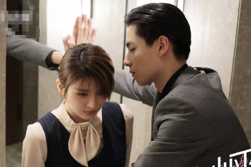 剧一开播,剧情节奏完全不拖沓,而且画风小清新,人物角色干练又自信