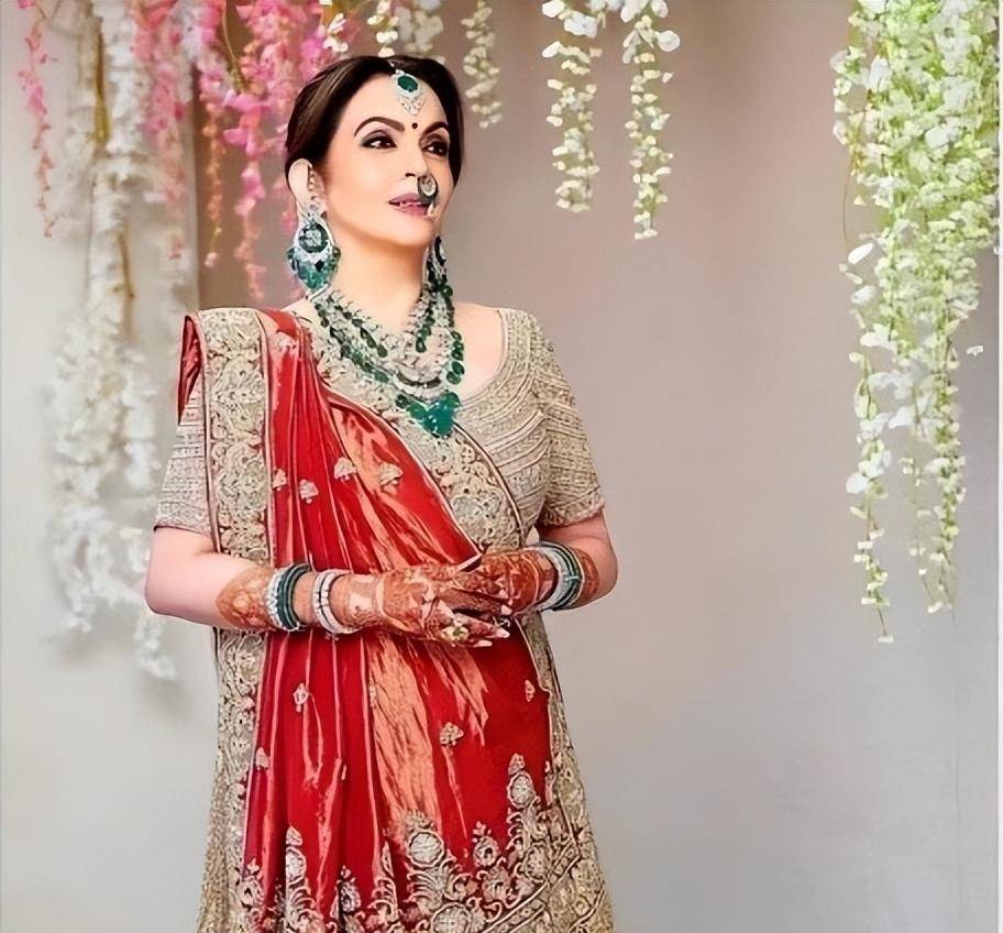 出身高种姓,丈夫很简朴,927亿任她穿金戴银_妮塔·安巴尼_妻子_鲁巴伊