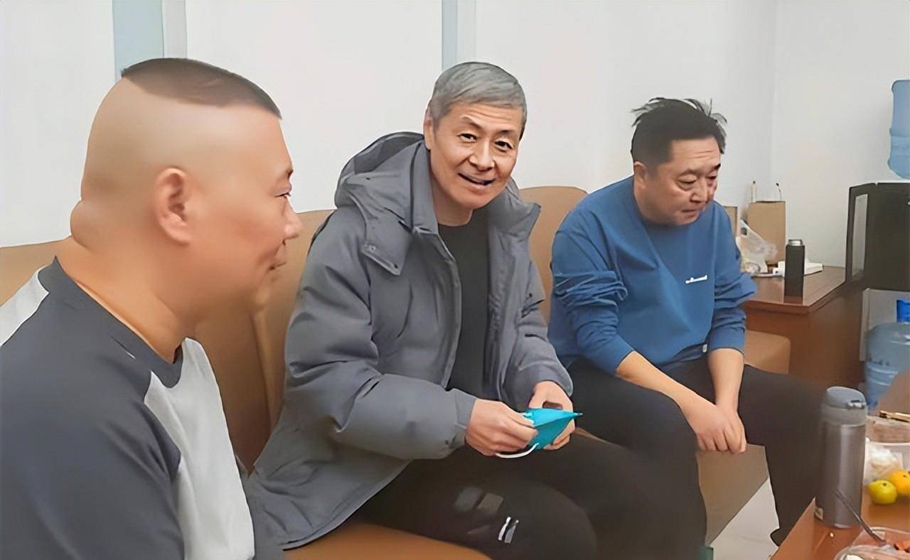 德云社众演员到齐,岳云鹏,孟鹤堂深夜抵达,德云社又热闹起来了_相声