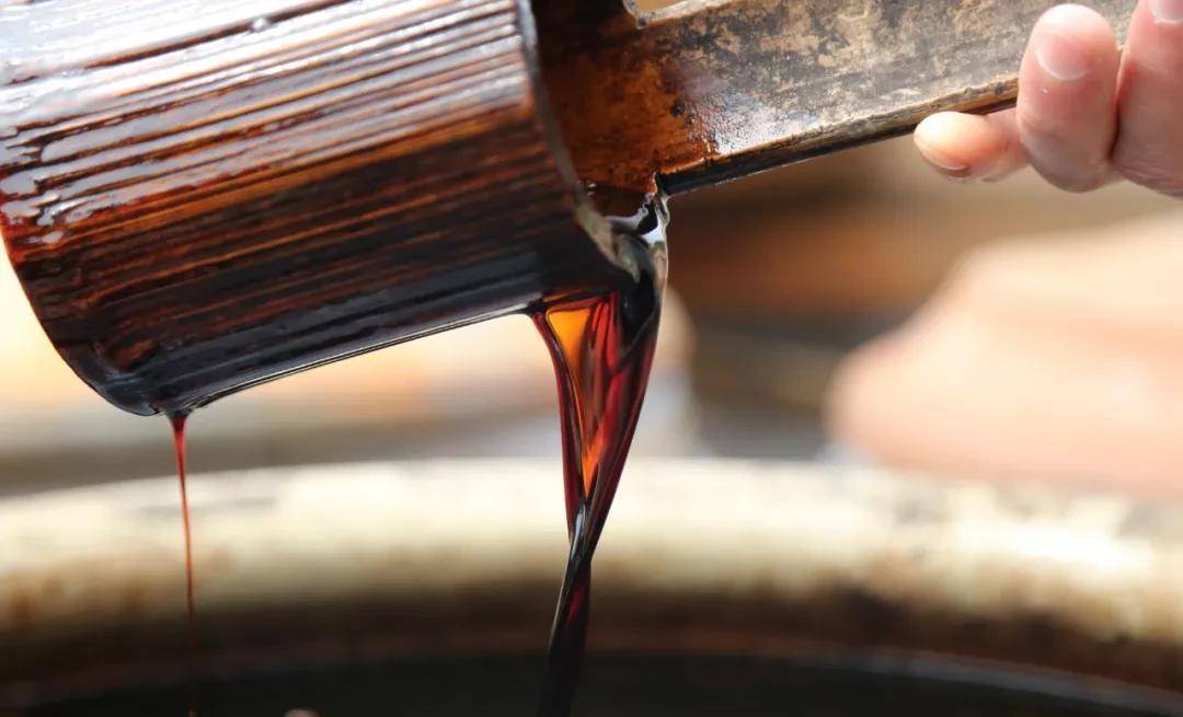 一类是配制酱油,是以酿造酱油为主体,用鲜味剂(酸水解植物蛋白调味液)