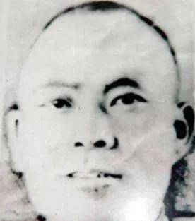 他将腹部流出来的肠子盘了进去,解下绑带包好继续战斗_陈纯一_日军