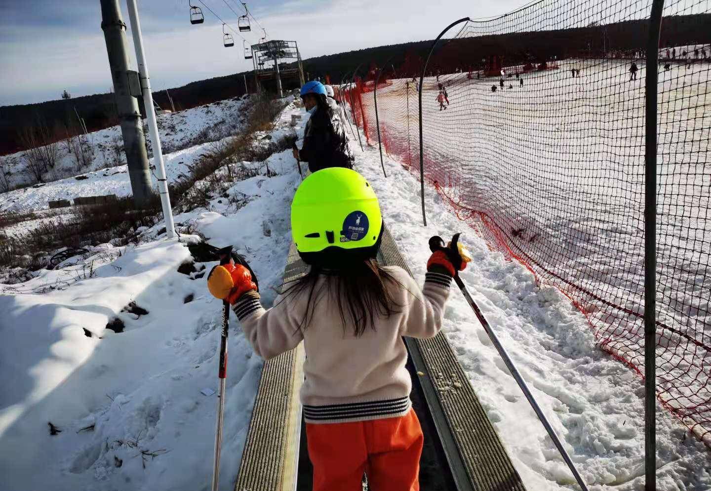 巩义嵩顶探路者滑雪场位于巩义嵩北森林公园旁边,直接导航即可.