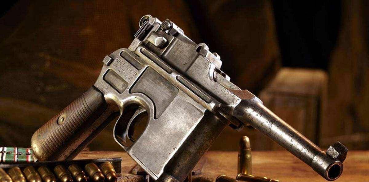 此时,老高和小李也同时拔出自己的三把盒子(毛瑟"三号匣枪")驳壳枪