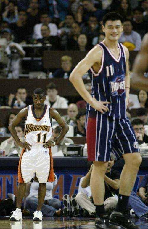 诺维茨基这过分了,被球迷"数落"后仰也就算了,还跳投_小托马斯