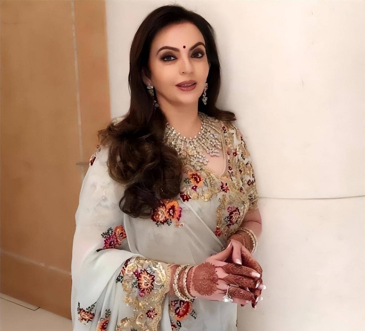 出身高种姓,丈夫很简朴,927亿任她穿金戴银_妮塔·安巴尼_妻子_鲁巴伊