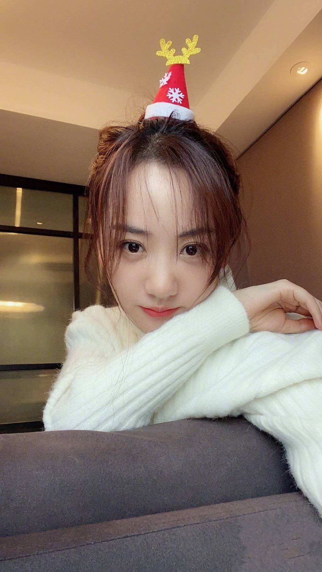 杨蓉在家中和一男子吃饭被偷拍,公司立马维权,粉丝看不下去了_事情