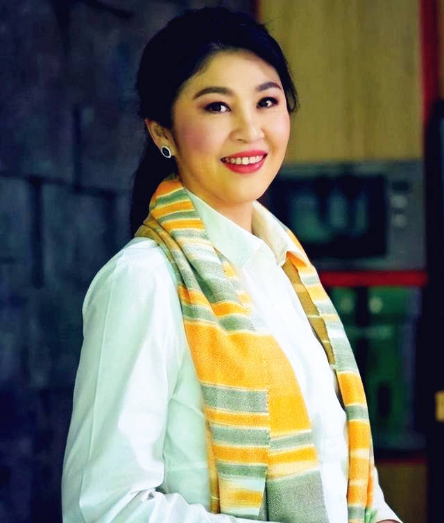 英拉才是衣品达人,红色衬衫穿出优雅感,50-60女人的职业模板_带着