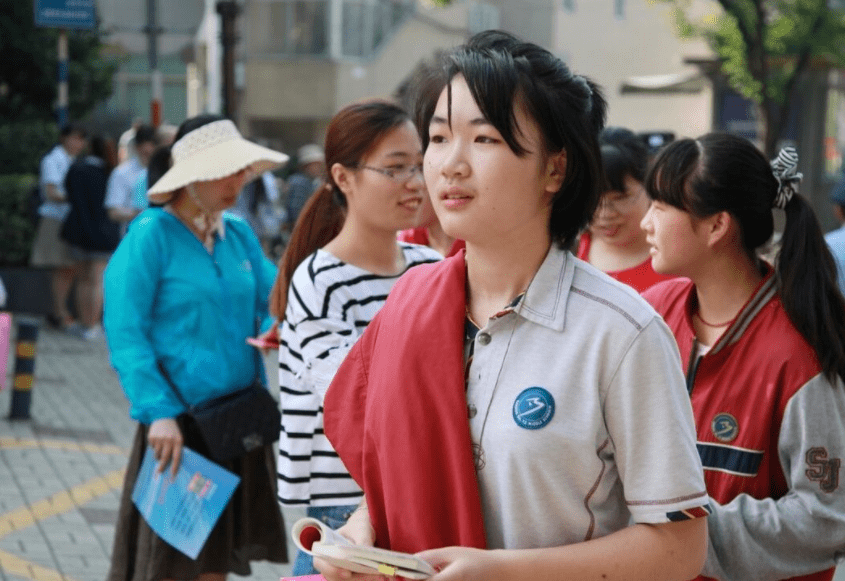 两名初中生放学不回家,留在厕所被老师发现,得知真相后老师泪目_同学