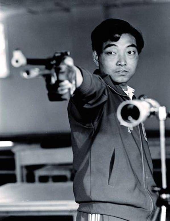 中国第一位奥运金牌得主,退役后,他当过教练,从来没有去过家里_徐海峰