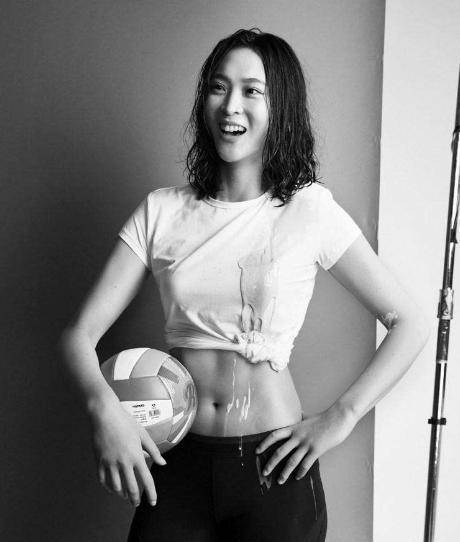 朱婷也曾经展现腹肌,她在国家队比赛时曾经掀起球衣擦汗,被抓拍到镜