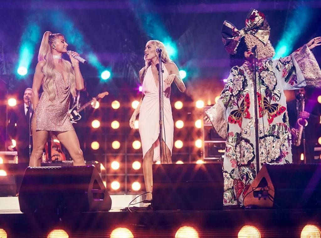 麦莉·赛勒斯寻找麦莉的2022年前夜派对2022-2023_穿着_范思哲