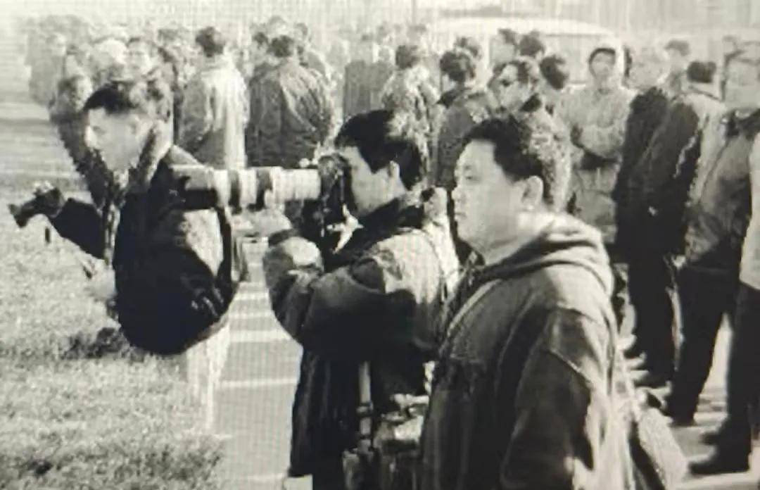 2003年,刘涌被执行死刑前表情镇定,苦笑看妻子,拒绝更换新衣服_郭大妈