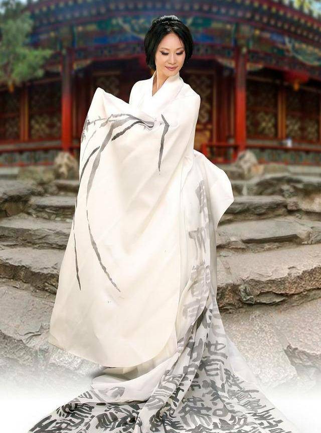 于文华很喜欢中国风,不仅体现在旗袍上,她在日常也很喜欢穿中国风的