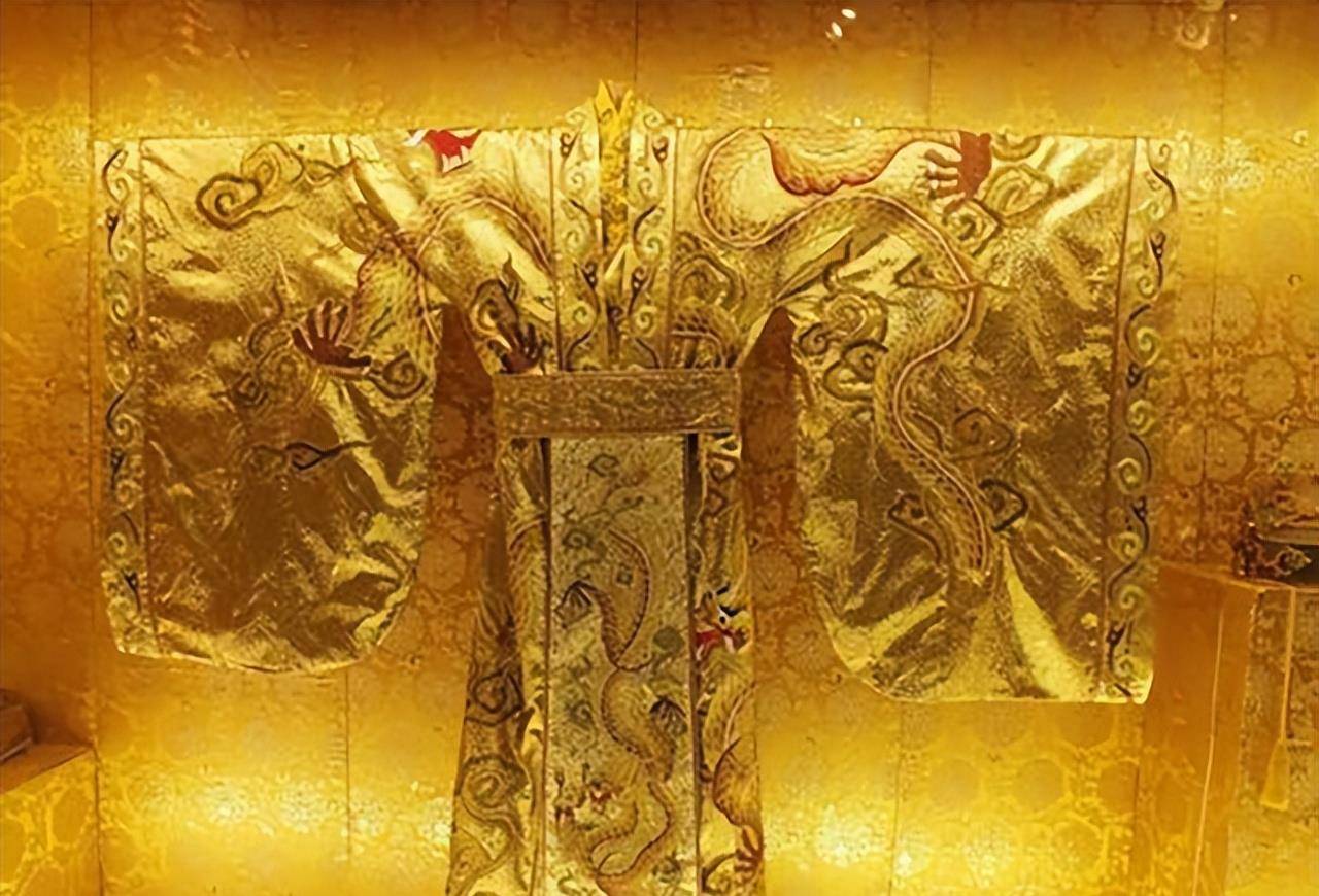 70岁太婆自称是武则天后人,拿出龙袍,玉玺当证据,结果锒铛入狱