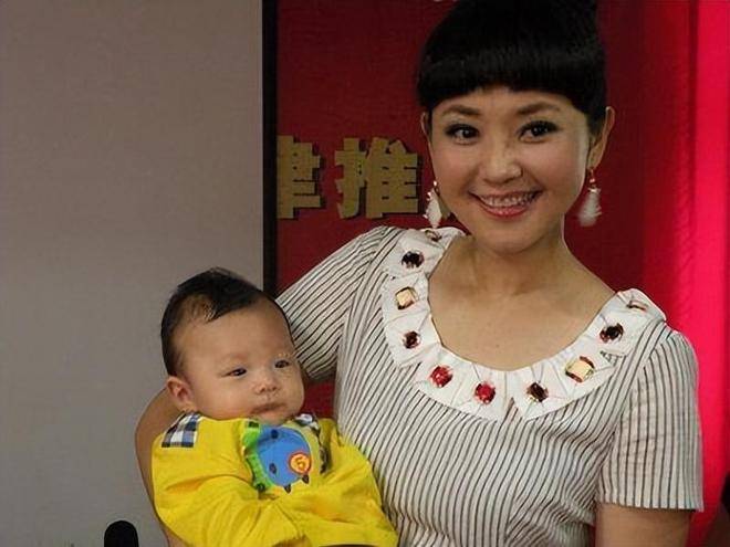 方琼:嫁大8岁副台长,闪婚后为丈夫生儿子,如今活成人生赢家_父亲_母亲