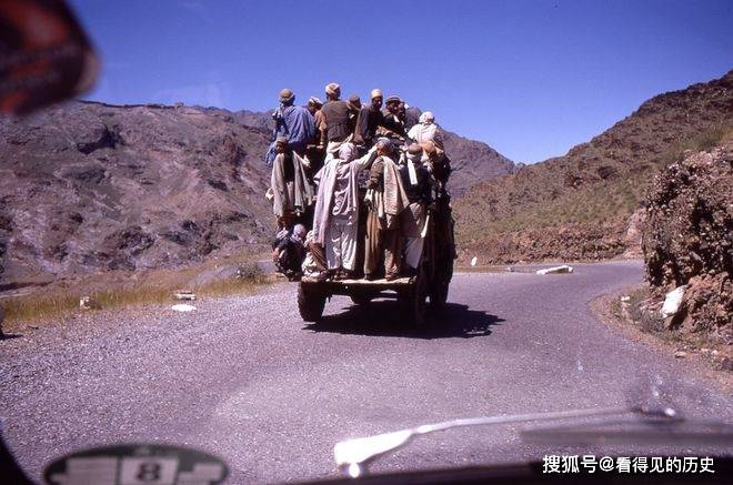 老照片 1959年巴基斯坦 严峻超载的客运车辆