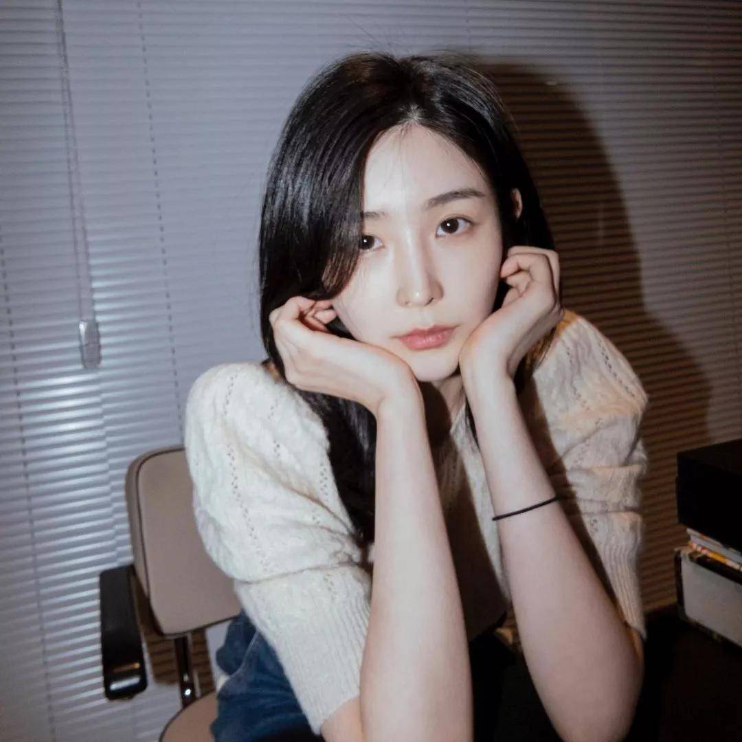 干净,漂亮,自然,大方,这些赞美的话用在朴智贤身上