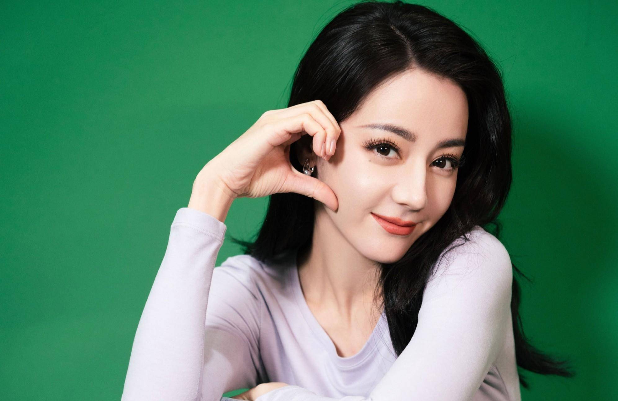 迪丽热巴恋情传闻后首现身,小腹平坦力破怀孕传闻,自曝年后进组_直播