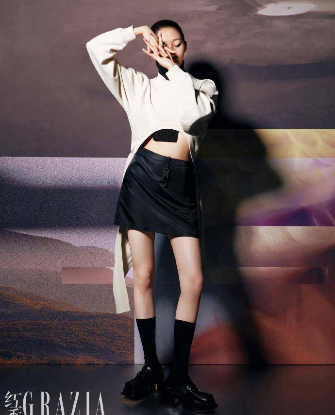 恋爱中的关晓彤气质开挂,穿马丁靴秀直线长腿,又细又长太撩人_黑色_显