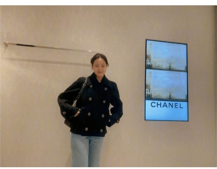 金高银街拍同款 香奈儿经典口盖包我们之前有给测评过不同身高背大号