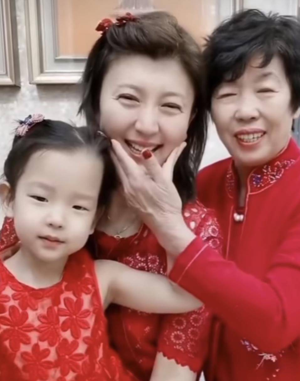 48岁闫学晶祖孙三代同框,二胎女儿单眼皮小眼睛,被嘲颜值最低_舞台