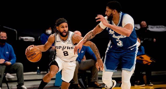 而湖人这边,詹姆斯27分6篮板12助攻,戴维斯23分10篮板,库兹马13分10