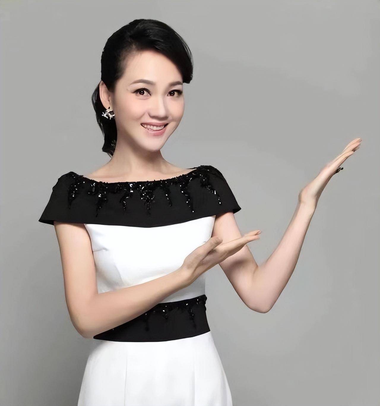 49岁周群自曝录制春晚小品,突发失误身心俱疲,强忍眼泪引热议_视频