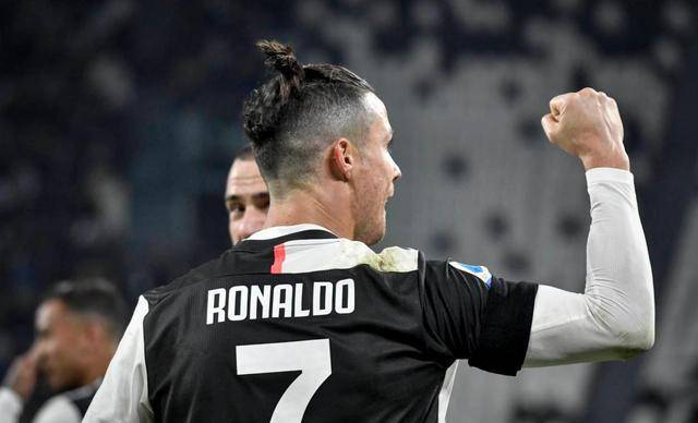 足球运动员身价排行榜_足坛最新身价榜!姆巴佩2.592亿最贵,梅西排22名C罗第70