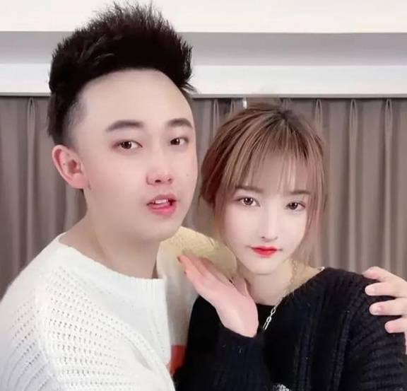 九天直播表示自己接触过很多网红,夸赞木森,马洪涛,可乐,说在我最难的