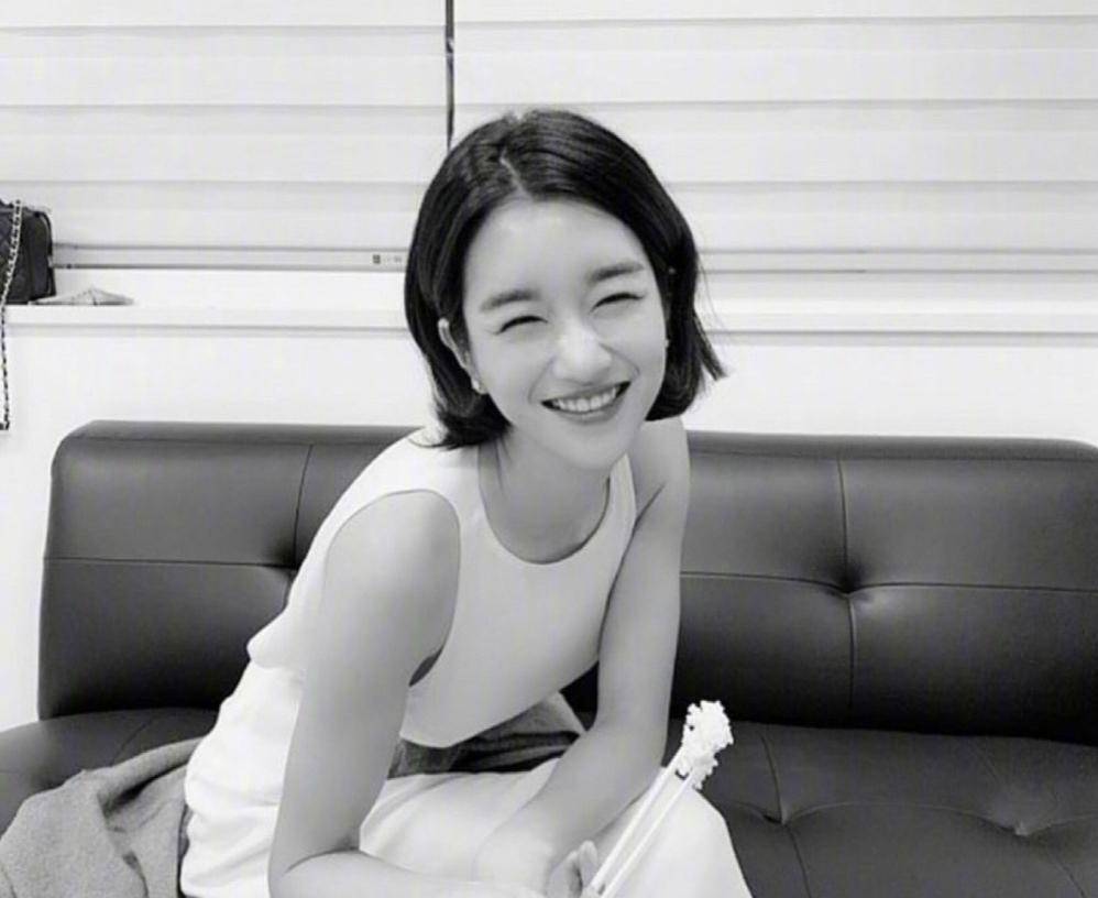 徐睿知短发造型曝光,清爽利落,今天是超a的女王大人_外套_黑色_气质