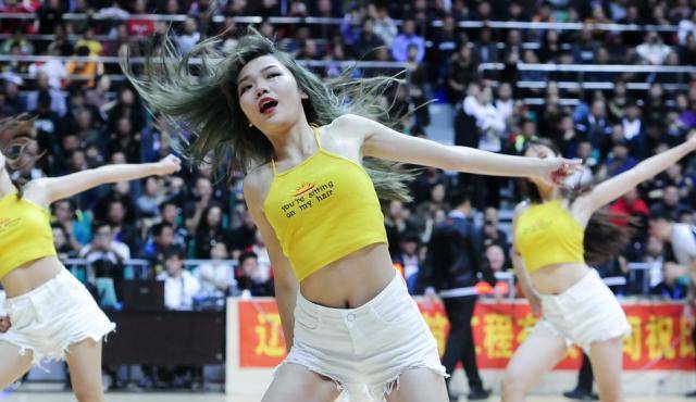 新赛季cba即将拉开战幕,季前热身赛中,啦啦队篮球宝贝抢眼_比赛_状态