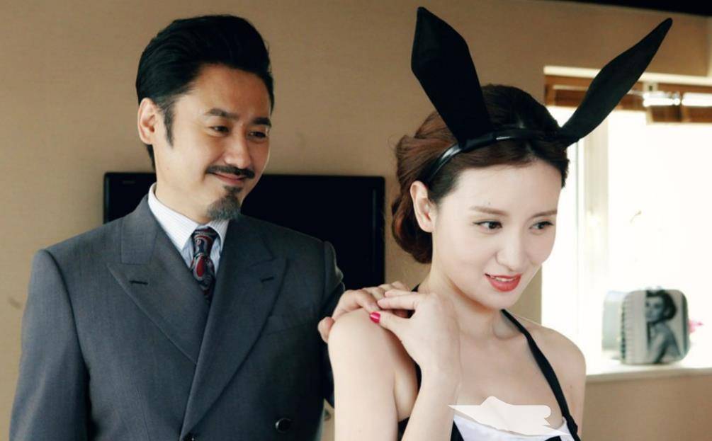 张萌走红毯香肩细腰,妩媚迷人,肩带意外断开急捂尬笑_丈夫_反派_奶茶