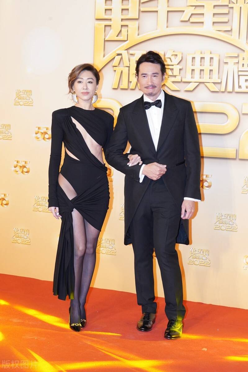 41岁胡定欣真洋气，“绑带裙”配黑丝热辣吸睛，身材比小姑娘还好_手机搜狐网