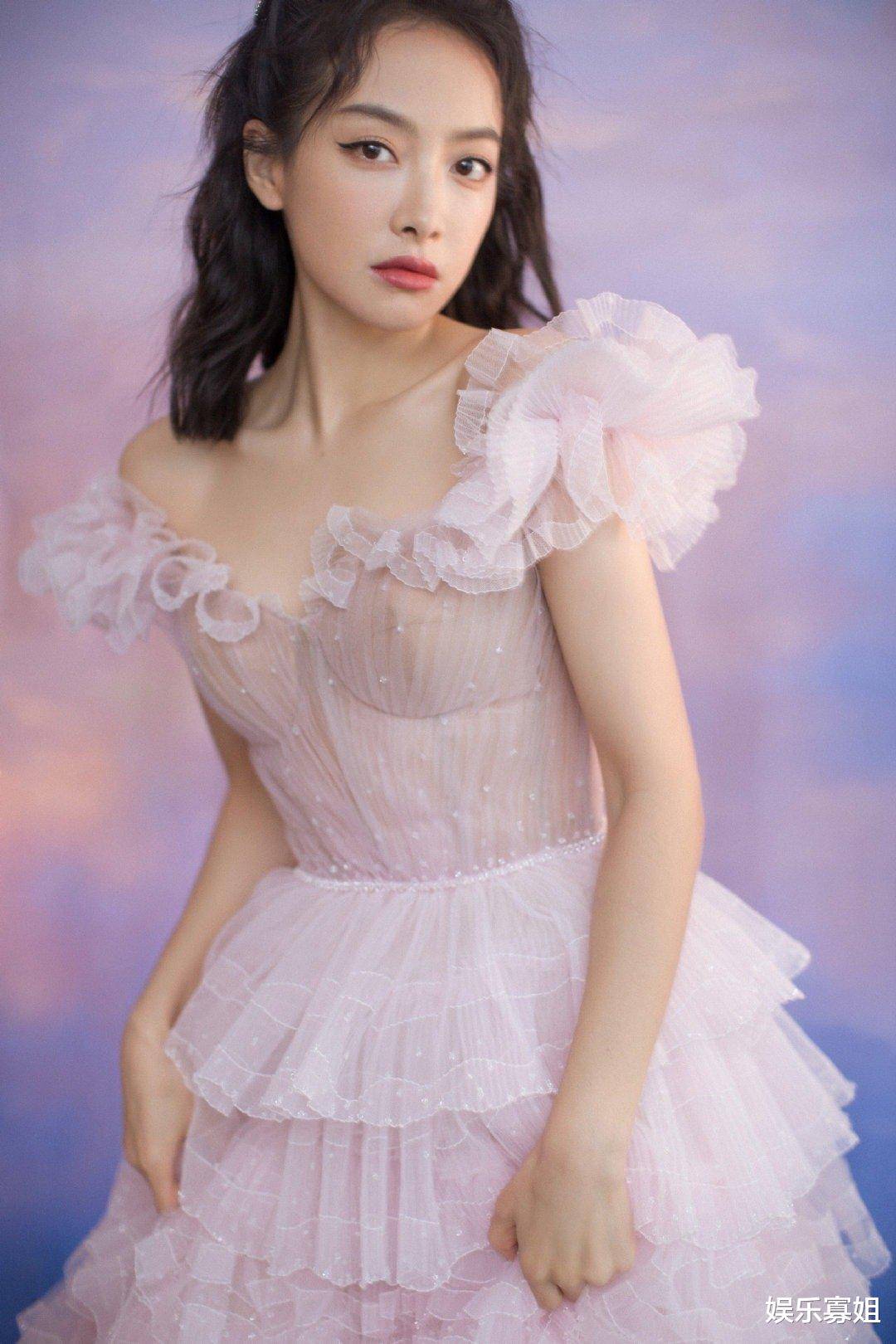 宋茜身穿粉色公主裙参加金鹰节,温婉动人,又仙又美,爱了爱了!