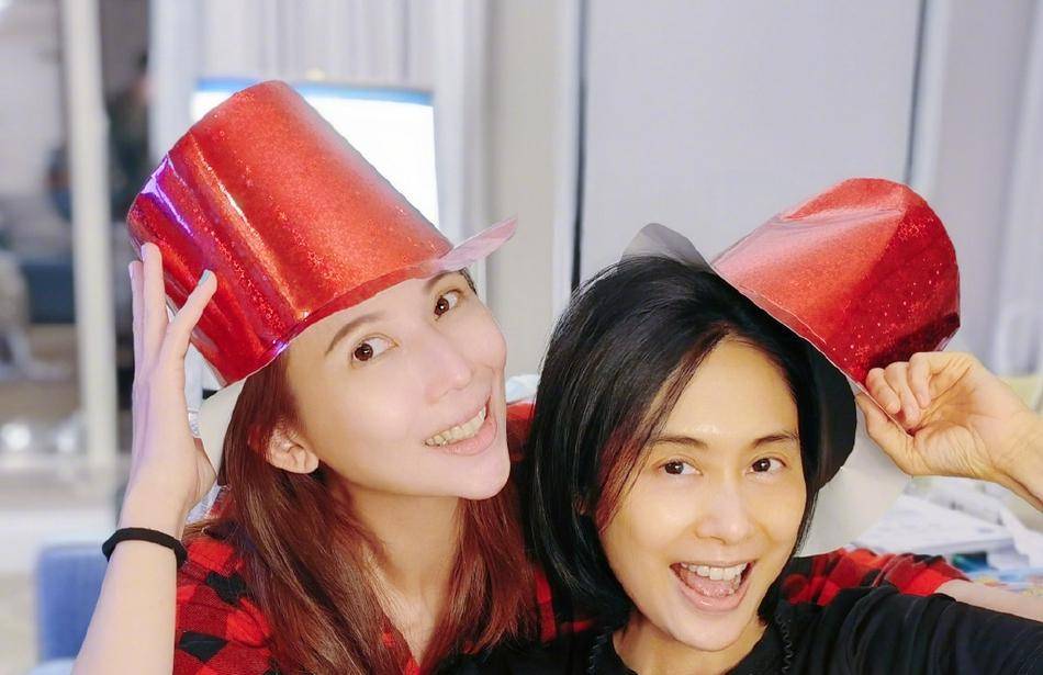 蔡少芬朱茵晒2022年自拍,好闺蜜戴红帽,素颜状态依然"靓爆镜"_造型