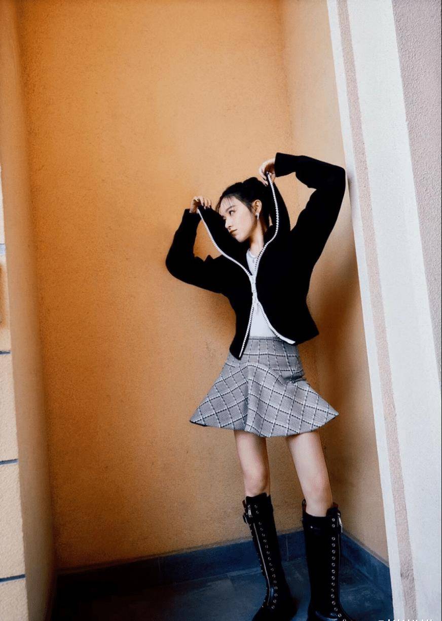 阚清子穿咖色短款大衣配短裙太少女了!