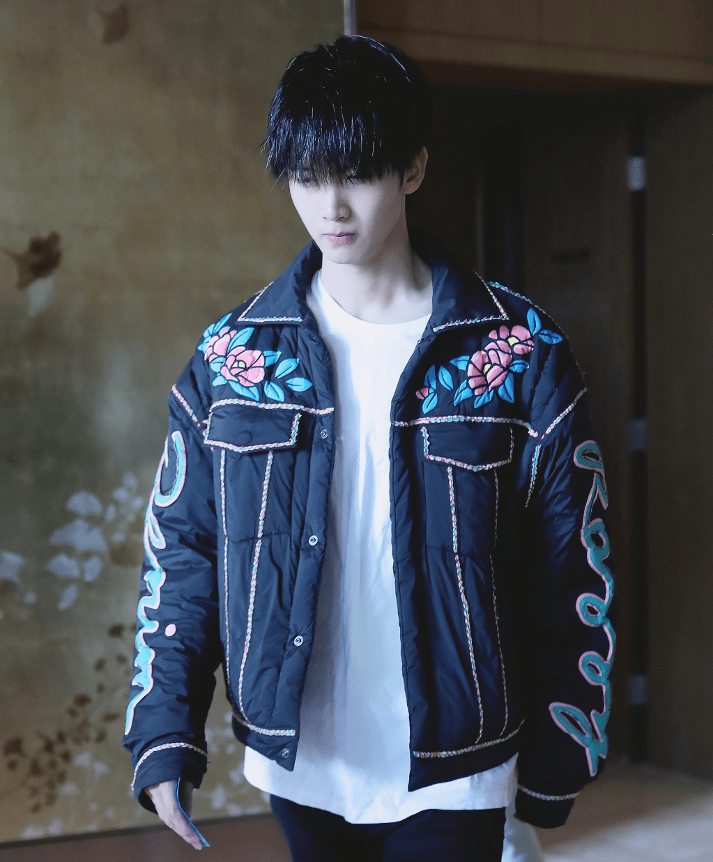 因粉丝不敢抱女演员后,陈宥维开始演初吻戏,大方搂肩两位女演员