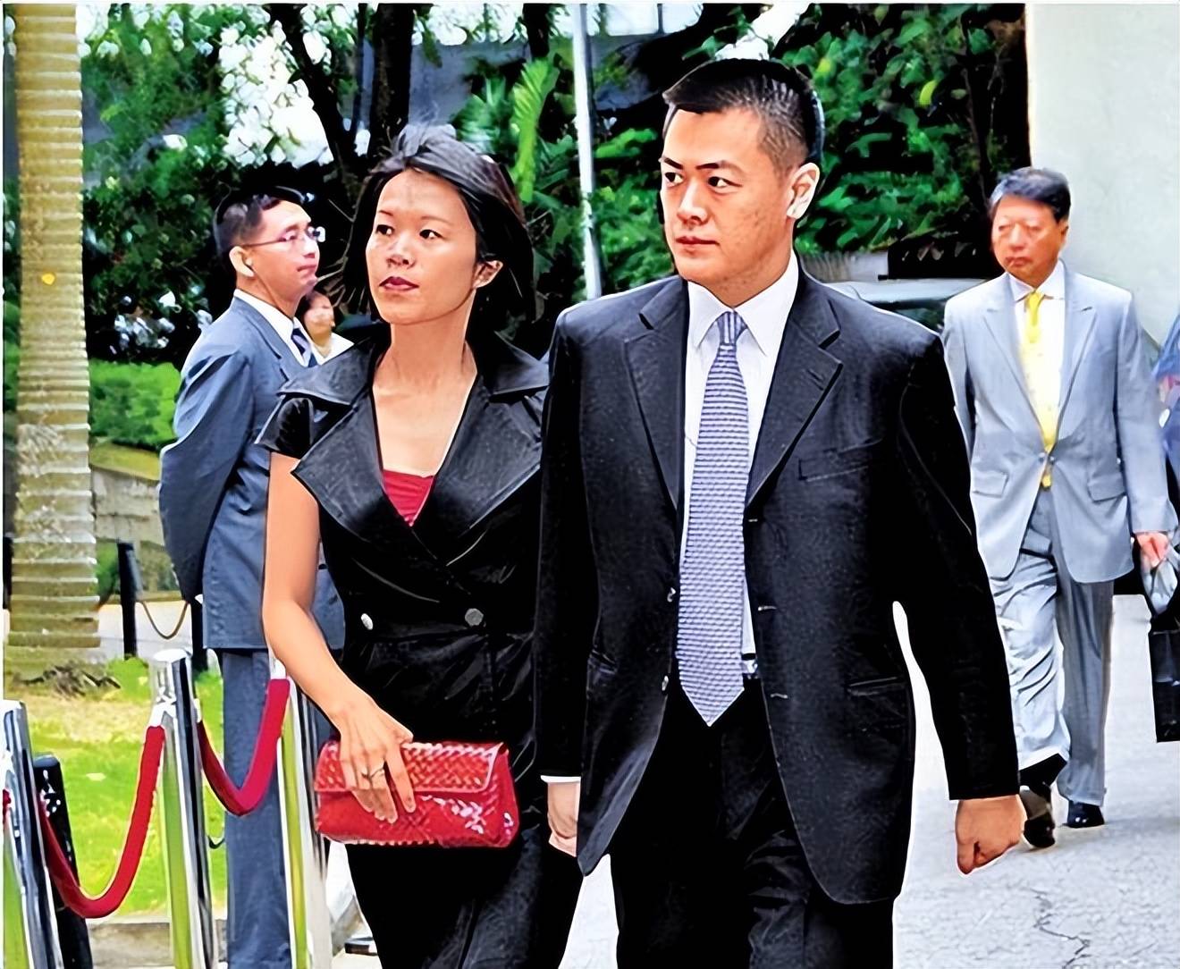 郑志刚接手了郑裕彤家族的生意,他这几年一直重点在投资大湾区,之前他