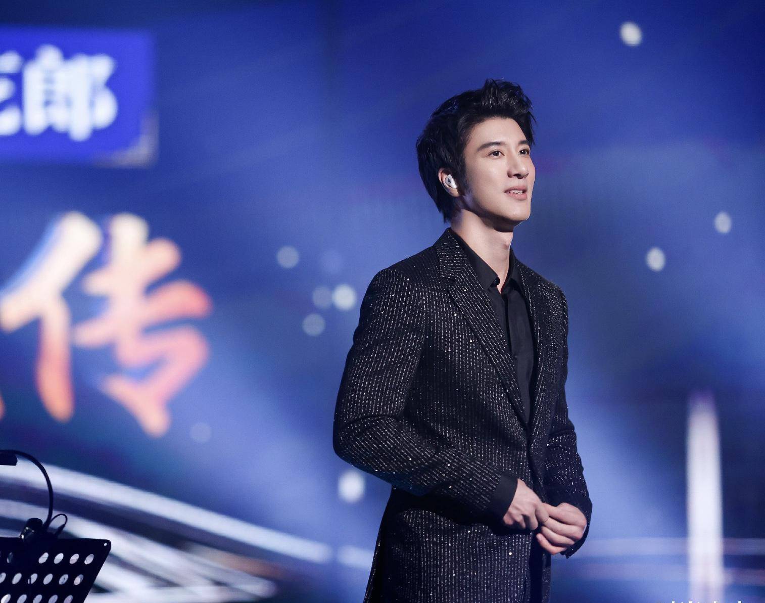 再现《长城》主题曲,高亮嗓音依旧惊艳,王力宏银丝西装贵气